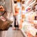 Frau mit Einkaufskorb im Supermarkt