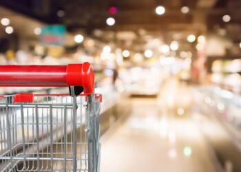 Einkaufswagen im Supermarkt