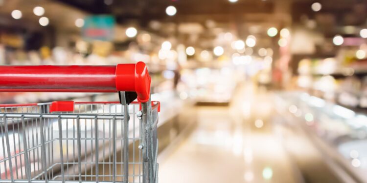 Einkaufswagen im Supermarkt