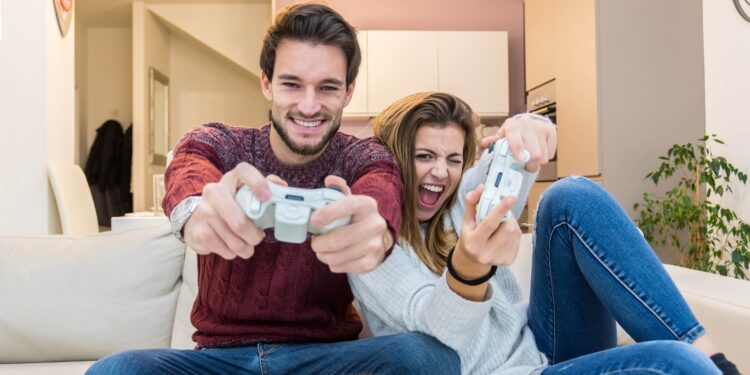 Ein junges Paar hat Spaß beim Videospielen.