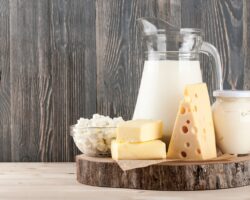Auswahl an Milch und Käseprodukten.