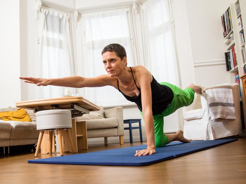 Eine Frau führt eine Fitness-Übung durch.