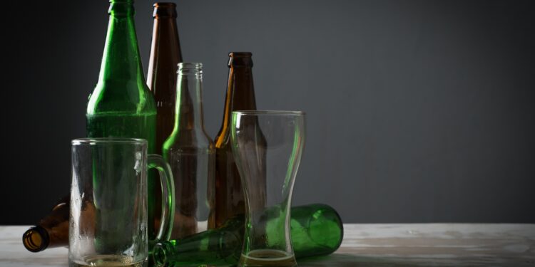 Auf einem Tisch stehen leere Bierflaschen und Gläser.