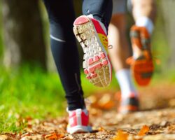 Junges Paar beim Joggen im Park