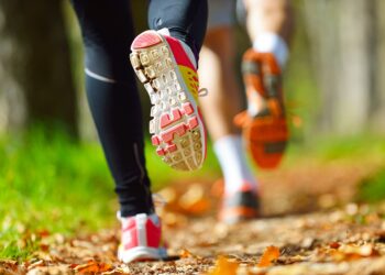 Junges Paar beim Joggen im Park