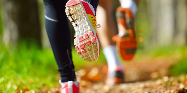 Junges Paar beim Joggen im Park