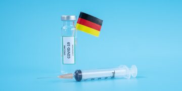 Die Deutsche Krankenhausgesellschaft erhöht den Druck auf die Regierung: Der Corona-Impfstoff müsse noch vor Weihnachten zugelassen werden. (Bild: Jo Panuwat D/stock.adobe.com)