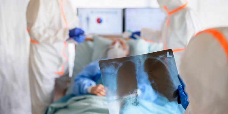 Mediziner vor einem Patienten mit Lungenproblemen.