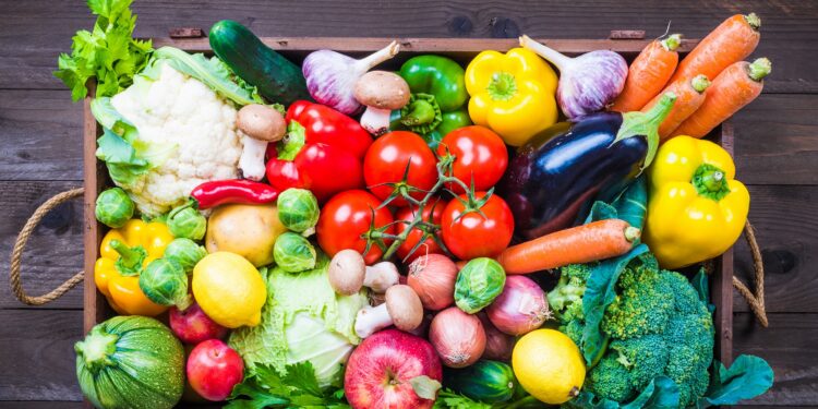 Eine Holzkiste gefüllt mit frischem Obst und Gemüse