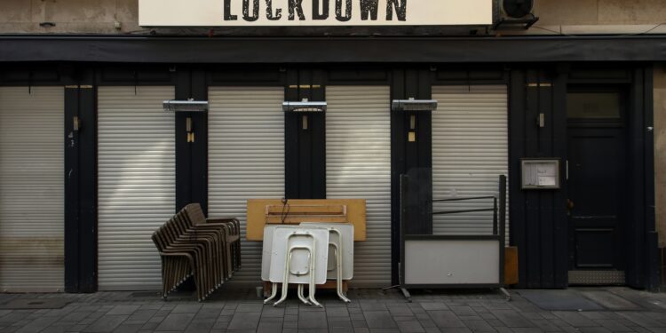 Lockdown-Schild an geschlossener Kneipe