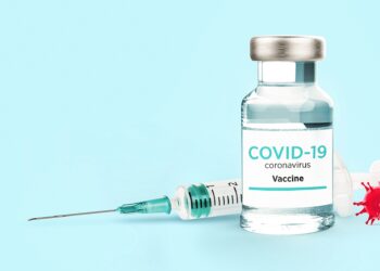Impfstoff gegen das Coronavirus und eine Spritze.