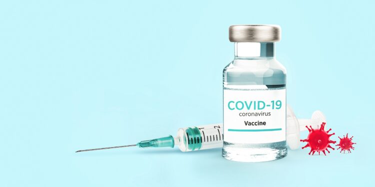 Impfstoff gegen das Coronavirus und eine Spritze.