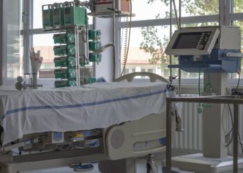 Ein leeres Bett auf einer Intensivstation.