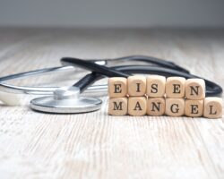 Holzblöcke mit Buchstaben formen das Wort "Eisenmangel".