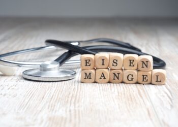 Holzblöcke mit Buchstaben formen das Wort "Eisenmangel".