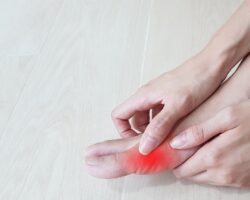 Fuß mit rotem Grundgelenk beim großen Zeh.