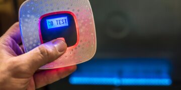 Mann hält einen Kohlenmonoxidmelder in der Hand