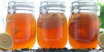 Drei Einmachgläser mit Kombucha.Tee