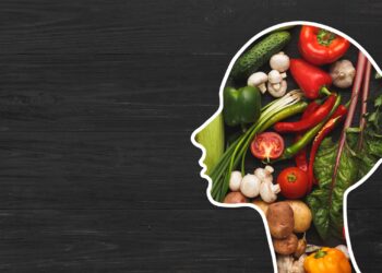 Silhouette eines Frauen Kopfes gefüllt mit gesundem Obst und Gemüse.
