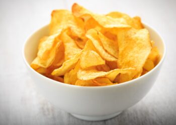 Eine Schüssel mit Kartoffelchips