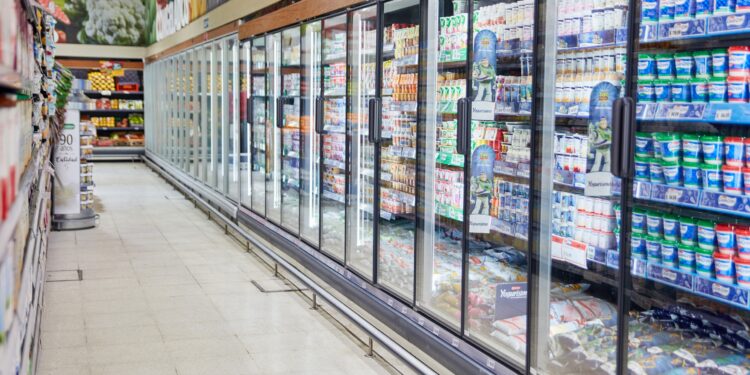 Kühlregal mit Milchprodukten im Supermarkt