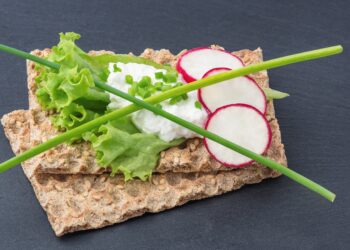 Knäckebrot mit Quark, Schnittlauch und Blattsalat