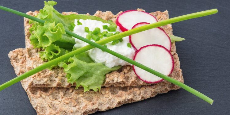 Knäckebrot mit Quark, Schnittlauch und Blattsalat