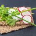 Knäckebrot mit Quark, Schnittlauch und Blattsalat