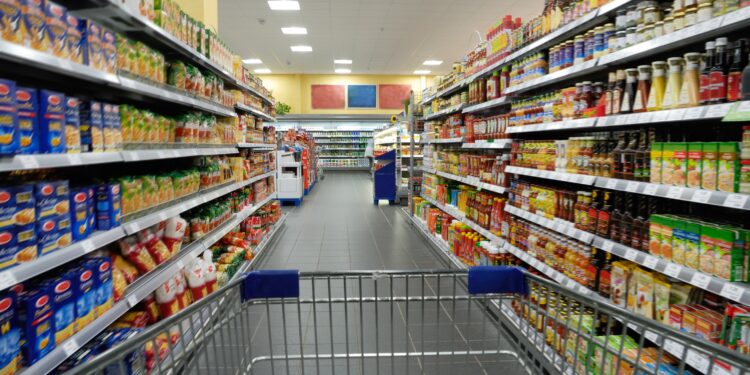 Leerer Einkaufswagen im Supermarkt