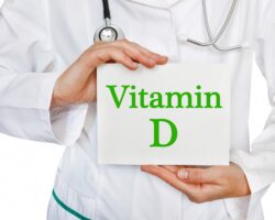Ärztin hält ein Schild mit der Aufschrift Vitamin D