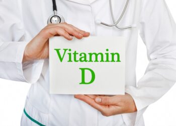 Ärztin hält ein Schild mit der Aufschrift Vitamin D