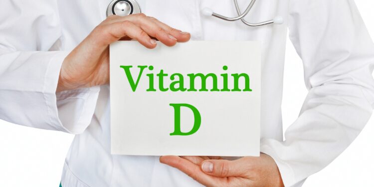 Ärztin hält ein Schild mit der Aufschrift Vitamin D