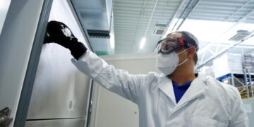 Hier wird Impfstoff gegen das Coronavirus gelagert. Aber wie sicher sind die Impfstoffe? (Bild: Ralph Orlowski/Reuters/Pool/dpa)