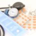 Blutdruckmessgerät und Tabletten auf einem Tisch