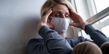 Frau leidet während COVID-19 unter Depression.