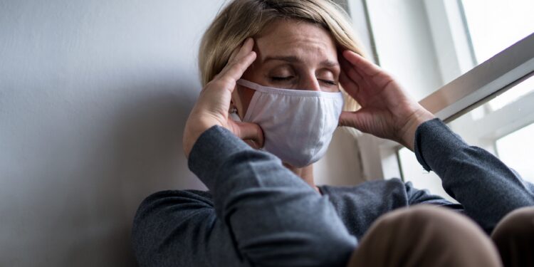 Frau leidet während COVID-19 unter Depression.