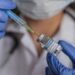 Ärztin zieht Corona-Impfstoff in eine Spritze