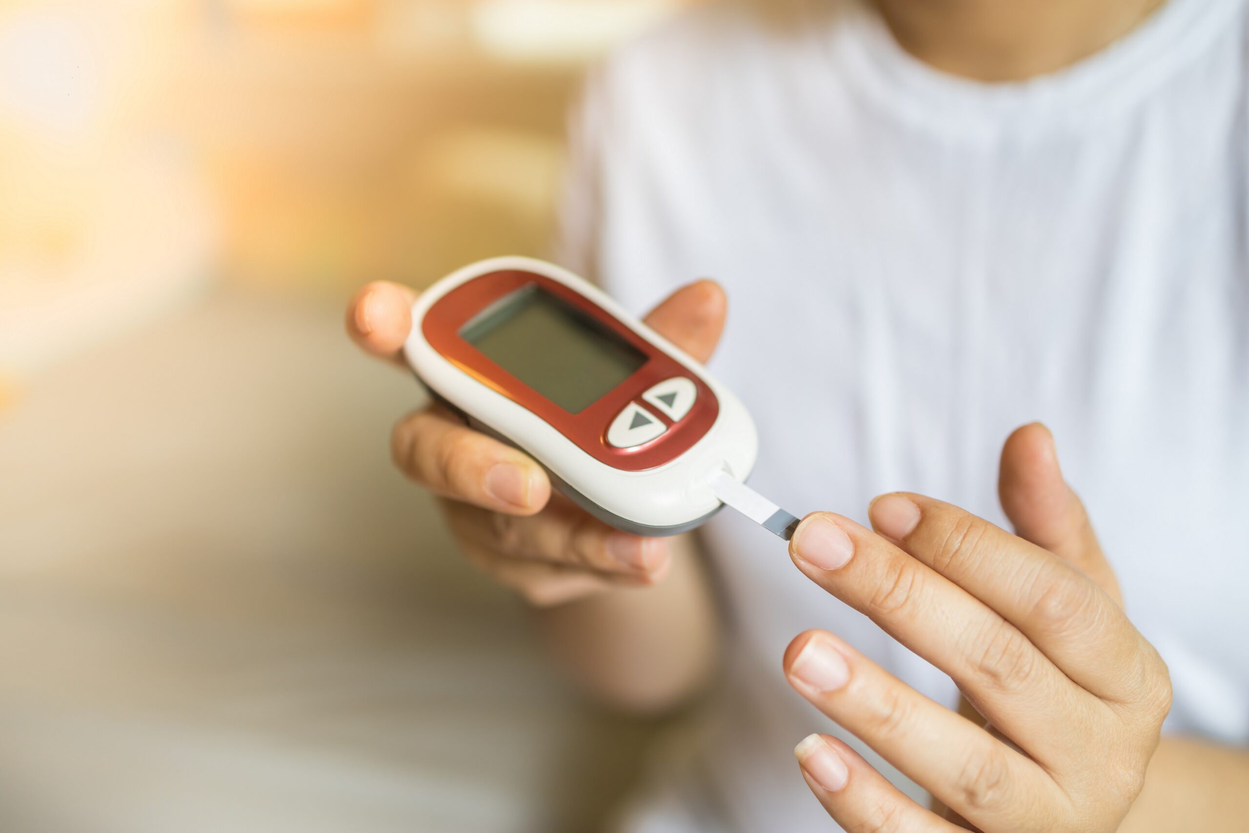 Диабет тест можно. Сахарный диабет глюкометр. Измерение сахара в крови. Измерение сахара в крови глюкометром. Глюкометр кровь.
