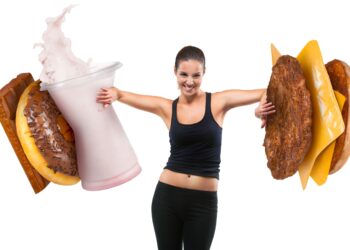 Eine Frau schiebt übergroße Fast-Food-Nahrung beiseite.