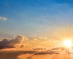 Sonnenuntergang hinter ein paar Wolken