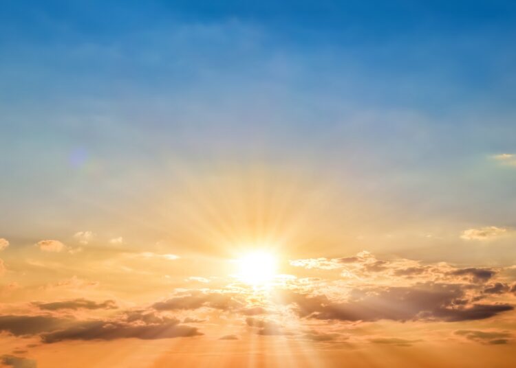 Sonnenuntergang hinter ein paar Wolken