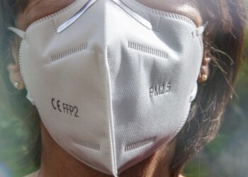 Frau trägt eine FFP2-Schutzmaske