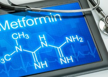 Auf einem Tablet wird die chemische Strukturformel von Metformin angezeigt.