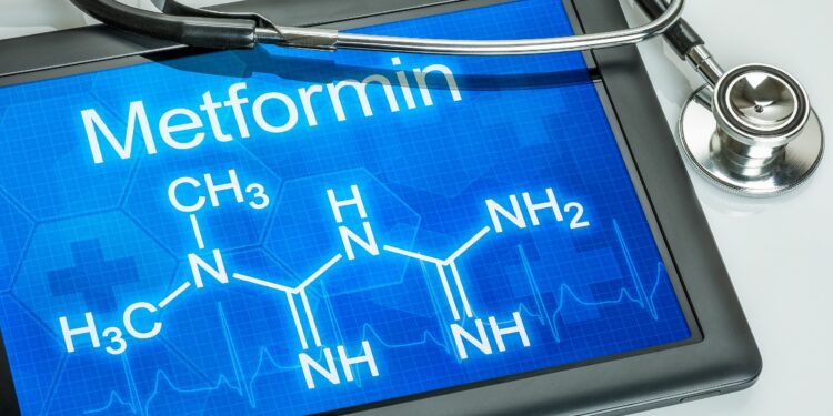 Auf einem Tablet wird die chemische Strukturformel von Metformin angezeigt.