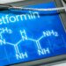 Auf einem Tablet wird die chemische Strukturformel von Metformin angezeigt.
