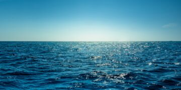 Ein Blick aufs Meer, auf dem das Sonnenlicht reflektiert