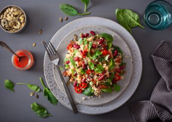 Ein gesunder Salt mit Quinoa, Bohnen und Spinat.
