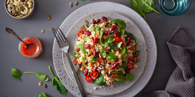 Ein gesunder Salt mit Quinoa, Bohnen und Spinat.