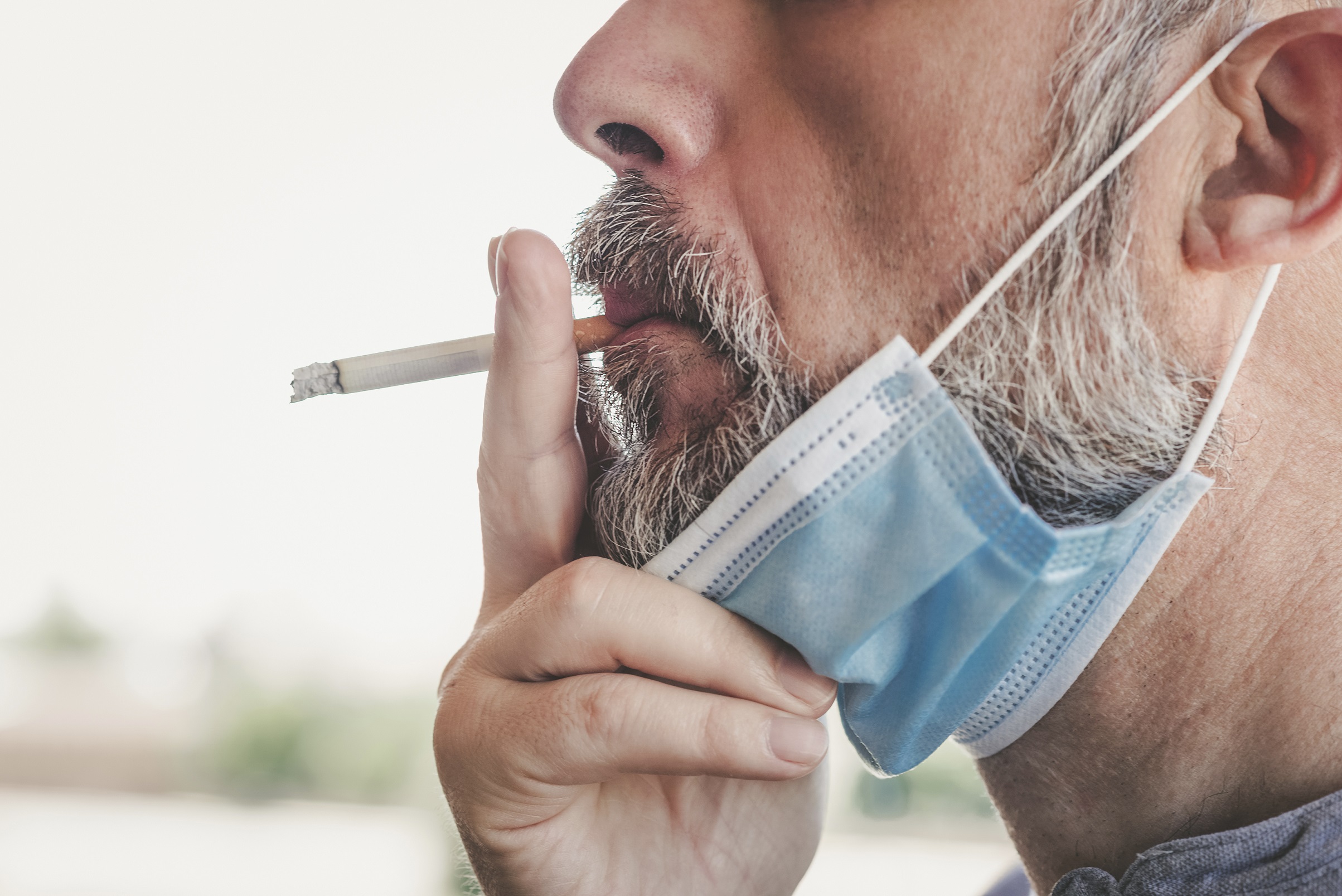 COVID-19: Rauchen erhöht Risiko für Krankenhausaufenthalte und Tod ...