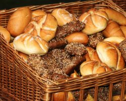 Brotkorb mit verschiedenen Brötchensorten